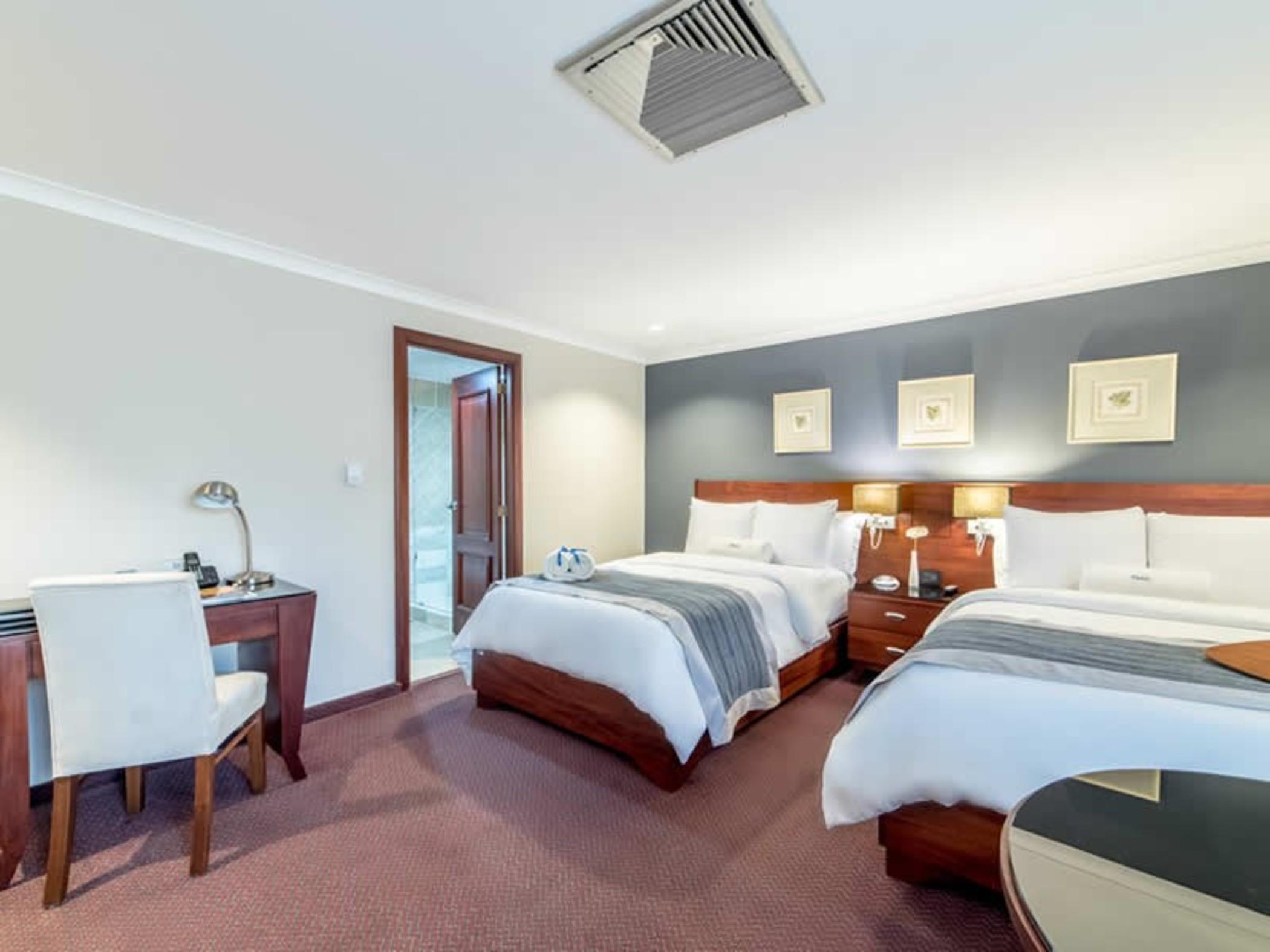 โฮเดลป้า แกรน อัลมิรันเต้ โฮเต็ล Hotel ซานติอาโก เด ลอสกาบาเญโรส ภายนอก รูปภาพ