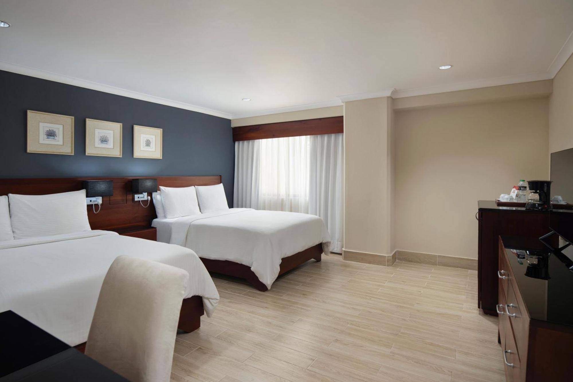 โฮเดลป้า แกรน อัลมิรันเต้ โฮเต็ล Hotel ซานติอาโก เด ลอสกาบาเญโรส ภายนอก รูปภาพ