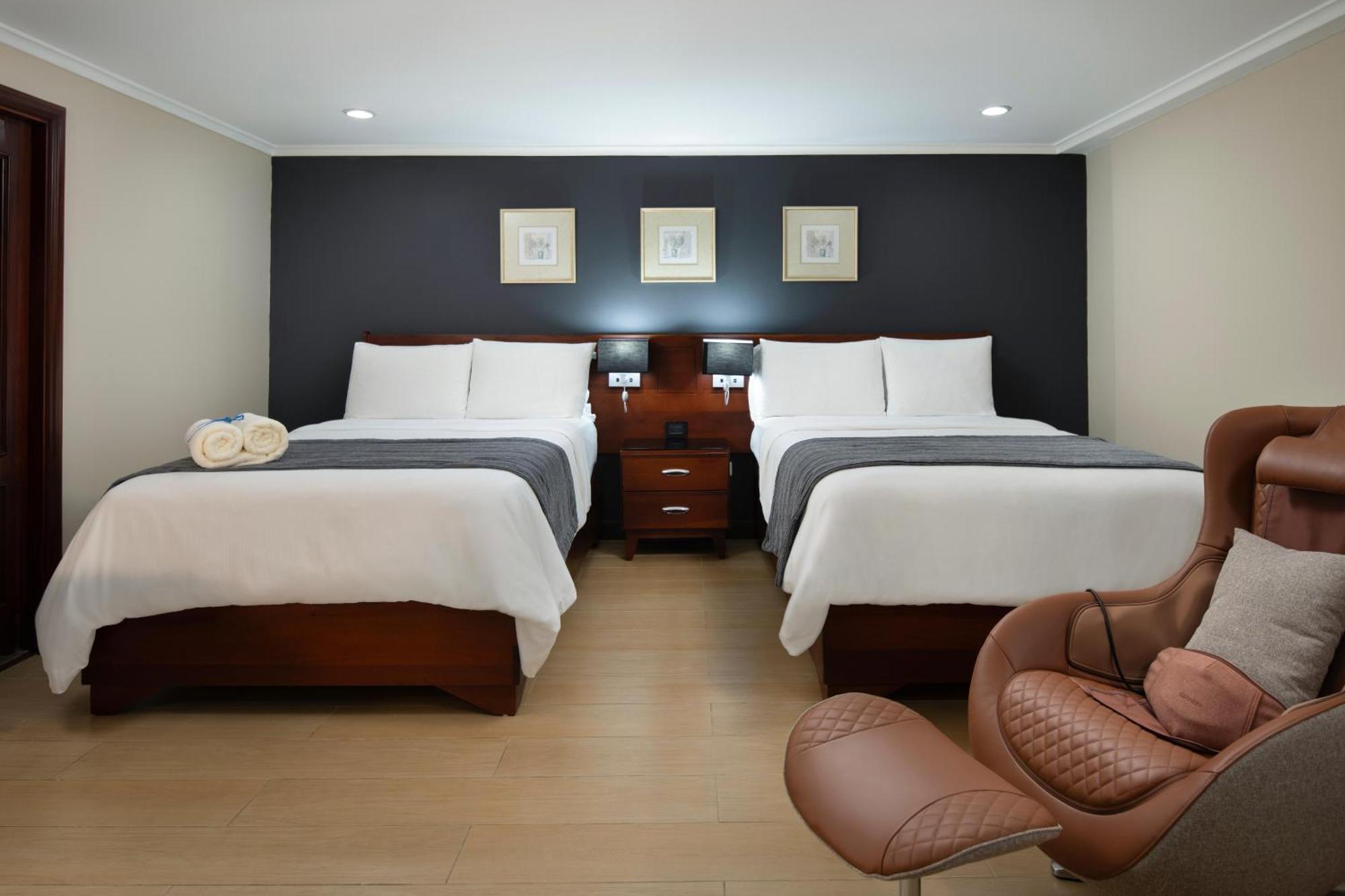 โฮเดลป้า แกรน อัลมิรันเต้ โฮเต็ล Hotel ซานติอาโก เด ลอสกาบาเญโรส ภายนอก รูปภาพ