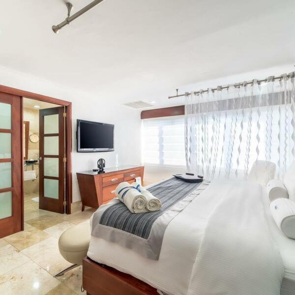 โฮเดลป้า แกรน อัลมิรันเต้ โฮเต็ล Hotel ซานติอาโก เด ลอสกาบาเญโรส ภายนอก รูปภาพ