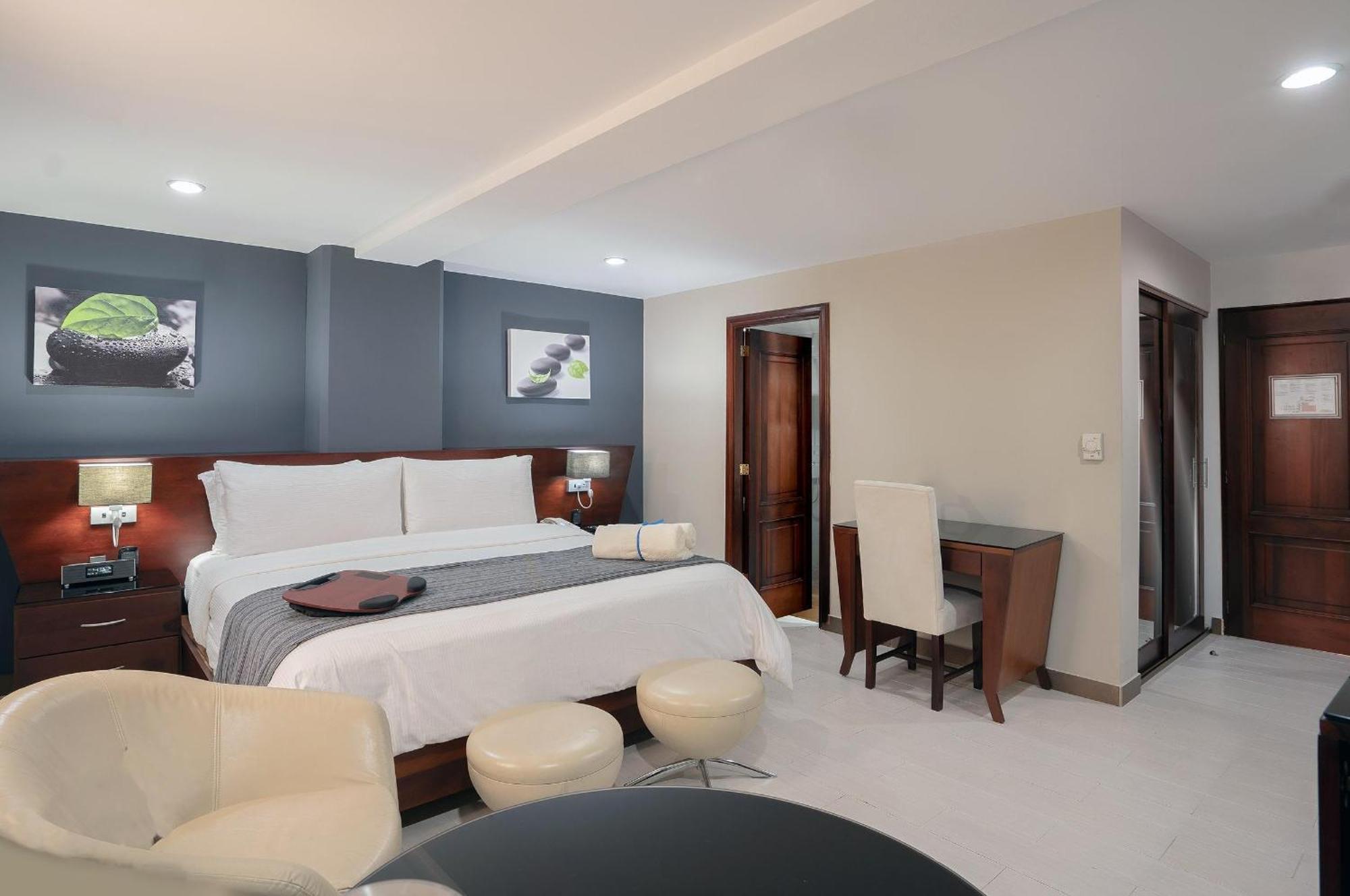 โฮเดลป้า แกรน อัลมิรันเต้ โฮเต็ล Hotel ซานติอาโก เด ลอสกาบาเญโรส ภายนอก รูปภาพ
