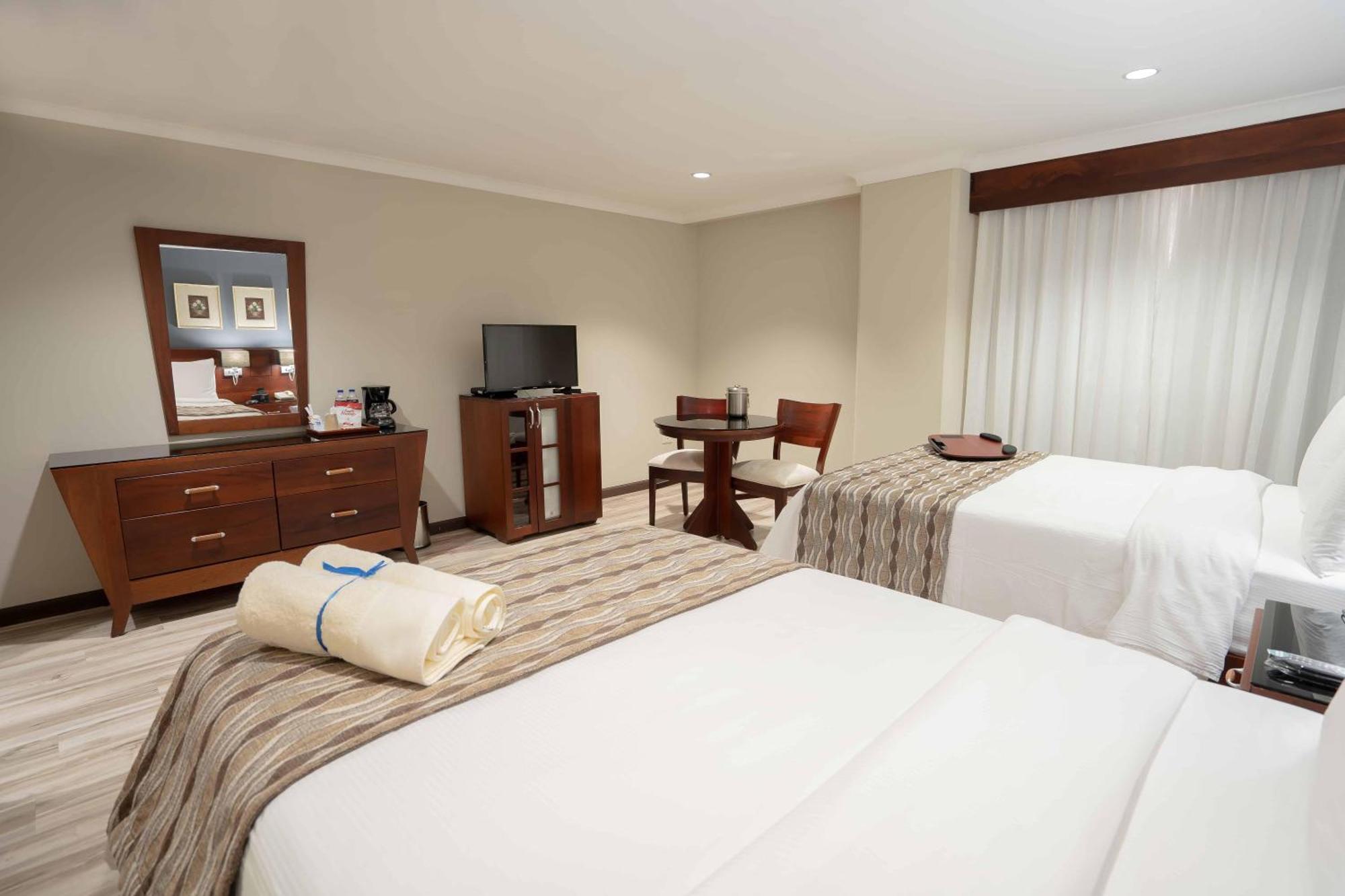 โฮเดลป้า แกรน อัลมิรันเต้ โฮเต็ล Hotel ซานติอาโก เด ลอสกาบาเญโรส ภายนอก รูปภาพ