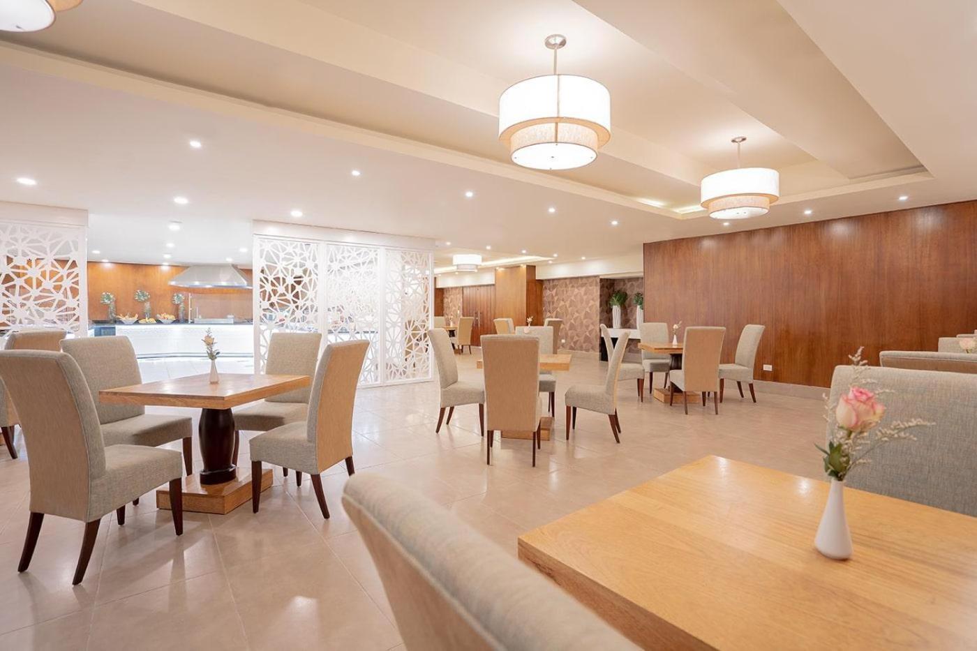 โฮเดลป้า แกรน อัลมิรันเต้ โฮเต็ล Hotel ซานติอาโก เด ลอสกาบาเญโรส ภายนอก รูปภาพ