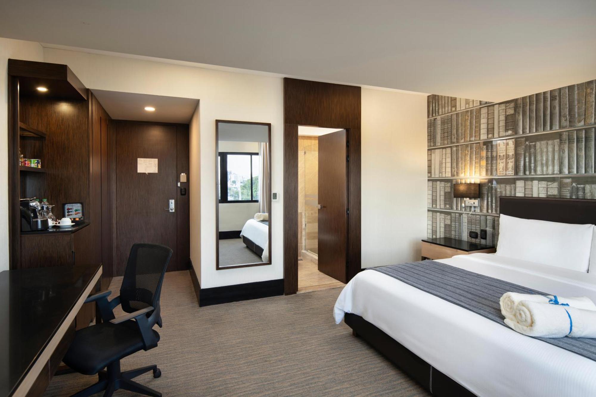 โฮเดลป้า แกรน อัลมิรันเต้ โฮเต็ล Hotel ซานติอาโก เด ลอสกาบาเญโรส ภายนอก รูปภาพ