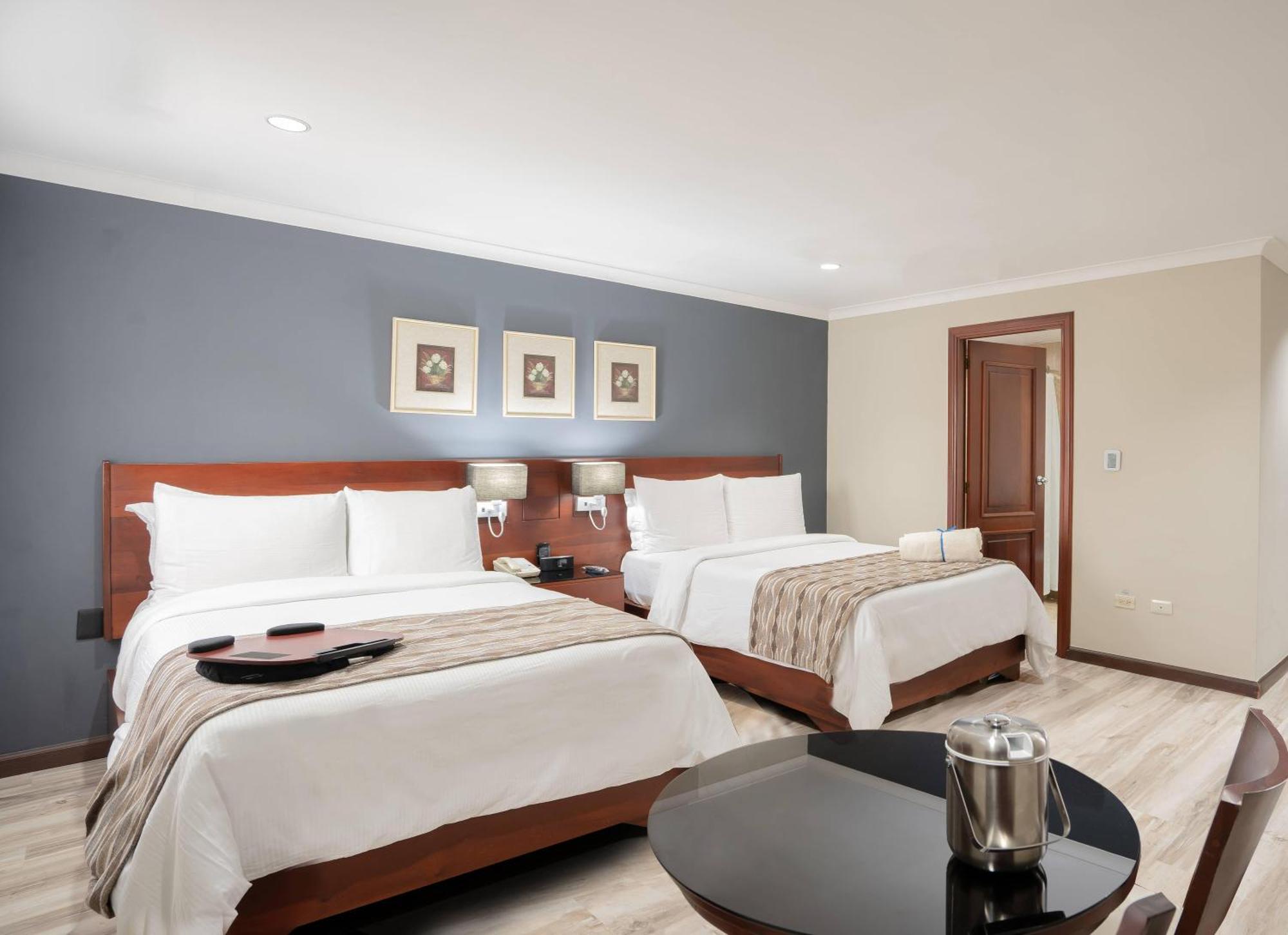 โฮเดลป้า แกรน อัลมิรันเต้ โฮเต็ล Hotel ซานติอาโก เด ลอสกาบาเญโรส ภายนอก รูปภาพ