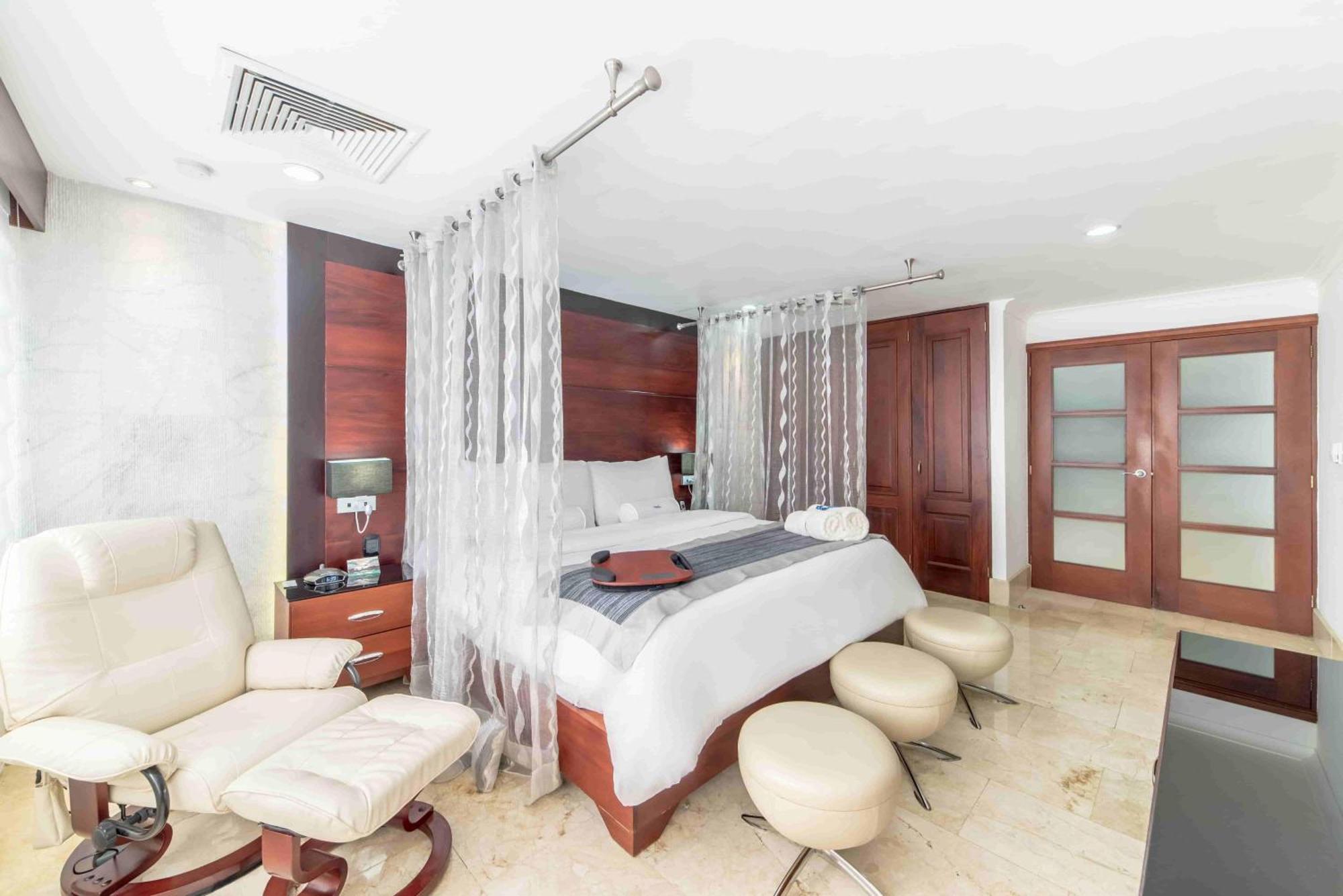 โฮเดลป้า แกรน อัลมิรันเต้ โฮเต็ล Hotel ซานติอาโก เด ลอสกาบาเญโรส ภายนอก รูปภาพ