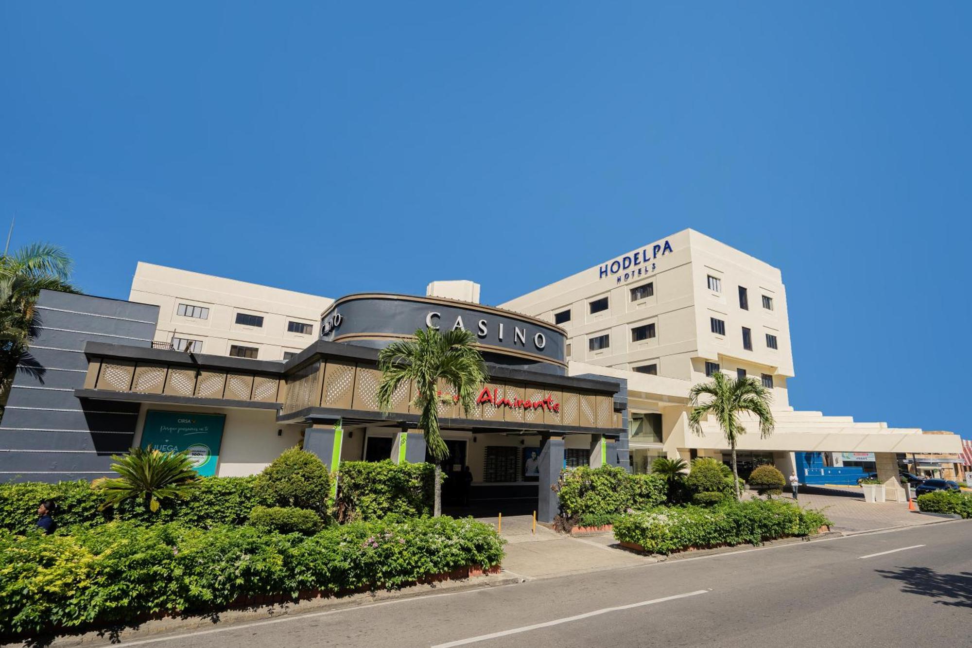 โฮเดลป้า แกรน อัลมิรันเต้ โฮเต็ล Hotel ซานติอาโก เด ลอสกาบาเญโรส ภายนอก รูปภาพ